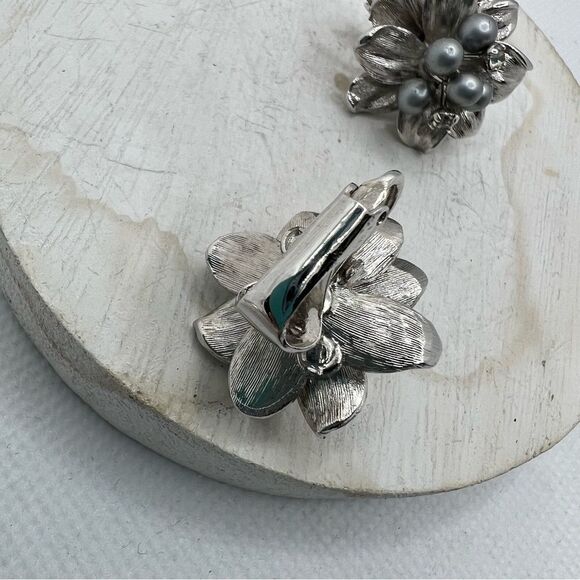 Silver elegant fancy flower clip on earrings - Picture 5 of 9